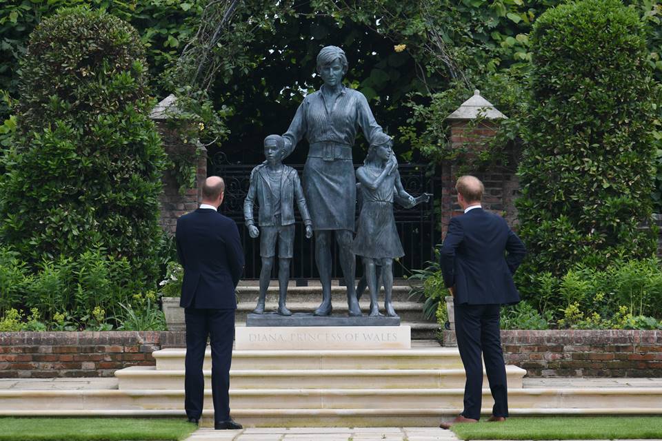 Principes William e Harry em evento do lançamento de estátua de Diana_1