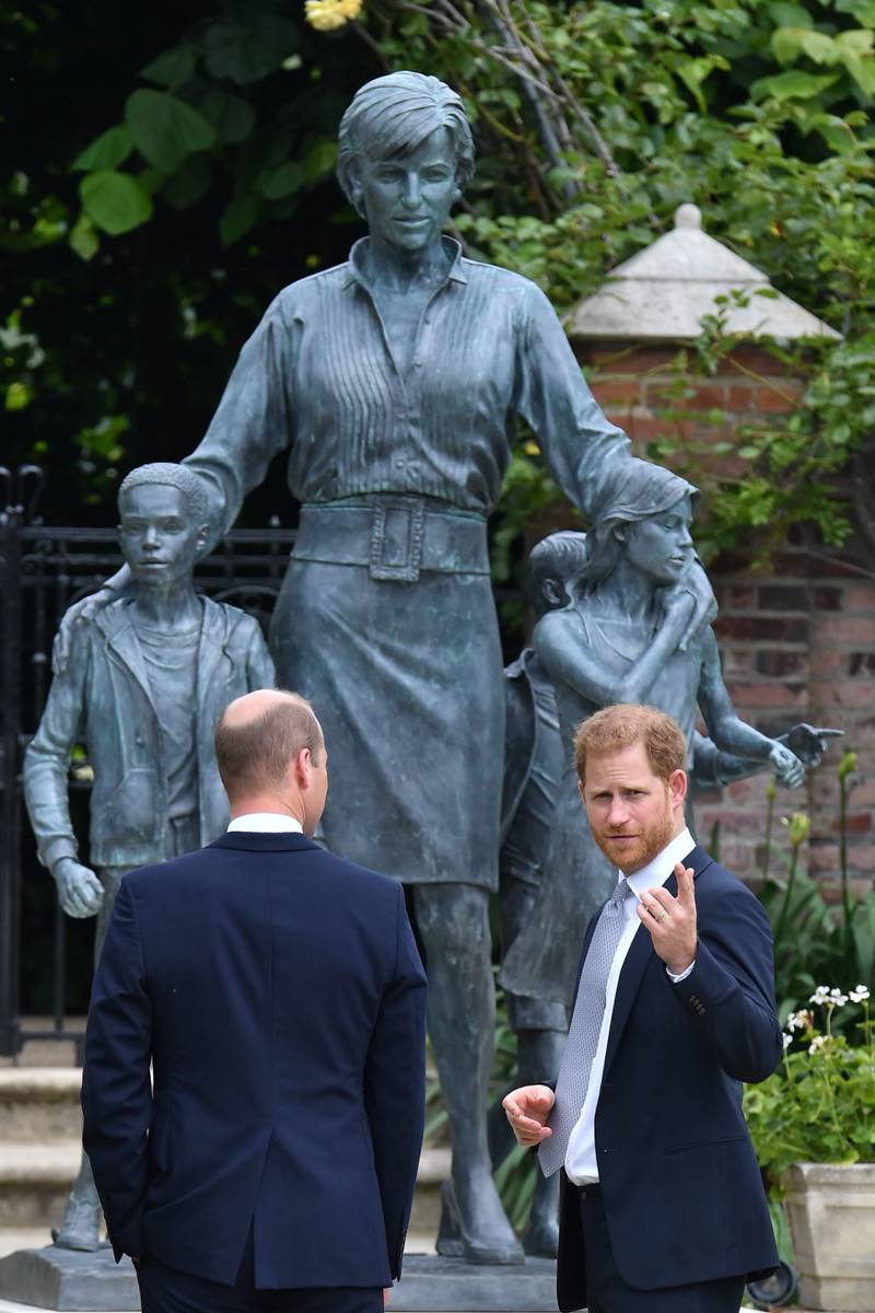 Principes William e Harry em evento do lançamento de estátua de Diana_1