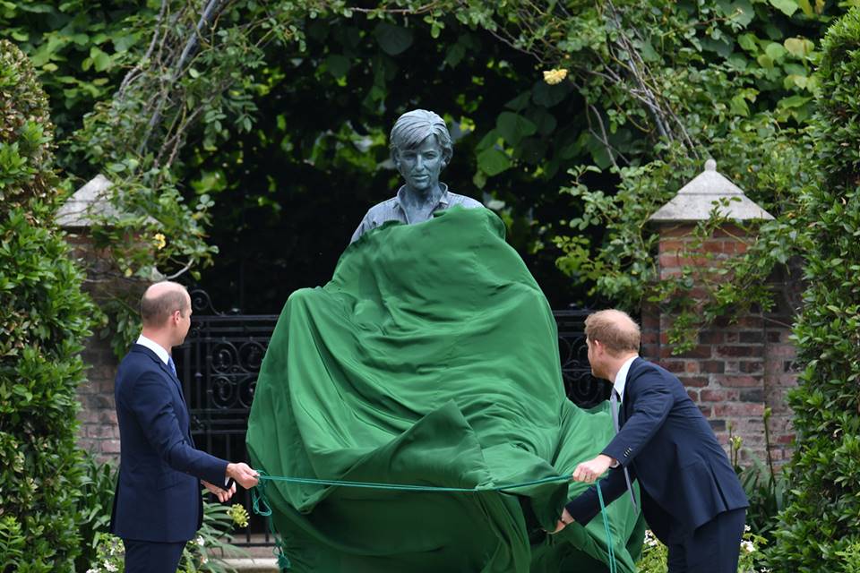 Principes William e Harry em evento do lançamento de estátua de Diana_1