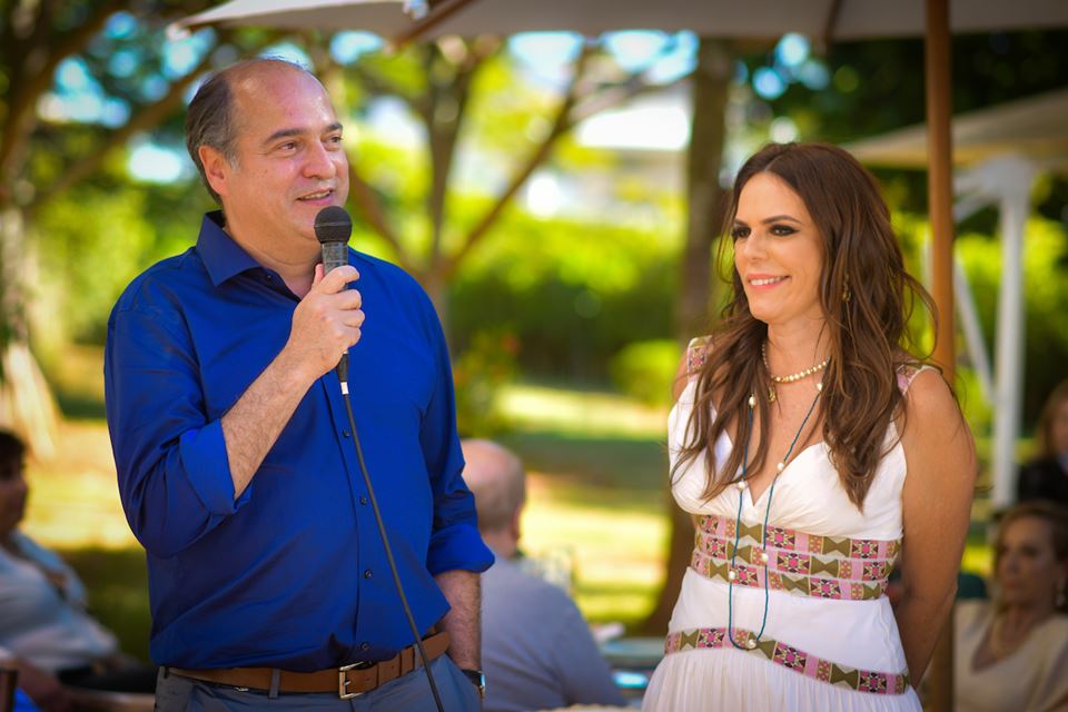 Eduardo Araujo Jorge tem o prazer de convidar para brunch de celebração do aniversário de sua Carla De Carli