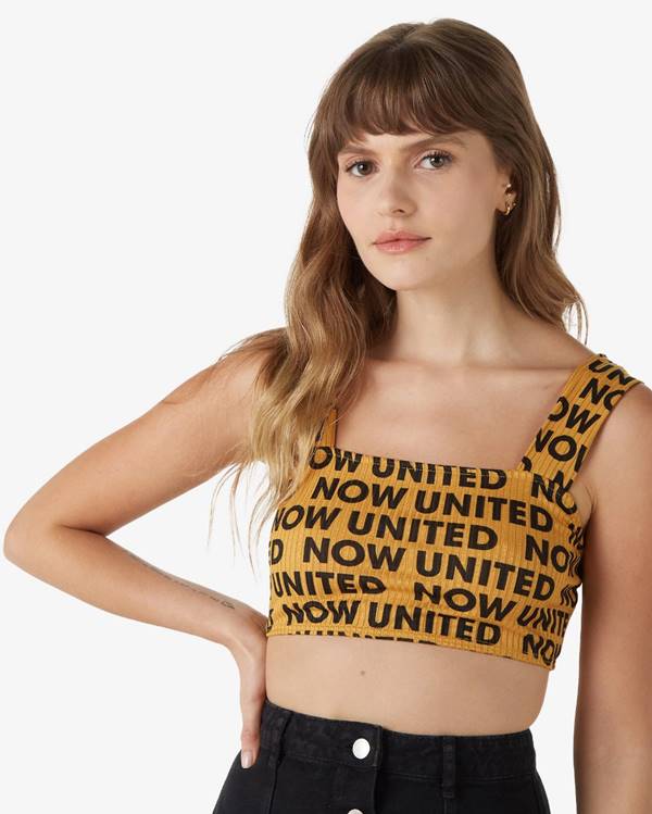 Top cropped da coleção do Now United na Riachuelo