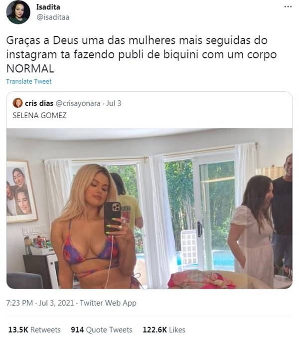 Selena com biquíni