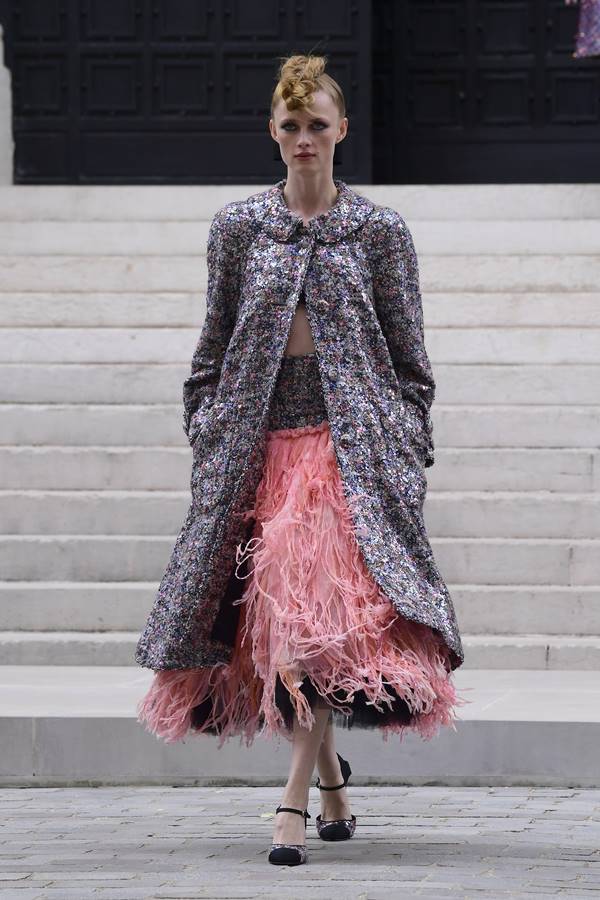 Look da alta-costura da Chanel com a temporada de outono/inverno 2021/22