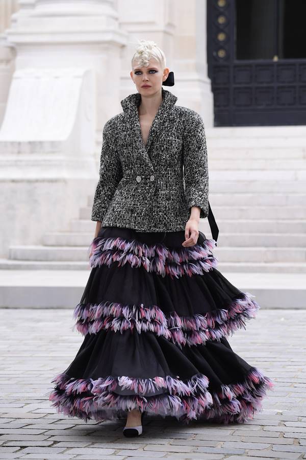 Look da alta-costura da Chanel com a temporada de outono/inverno 2021/22