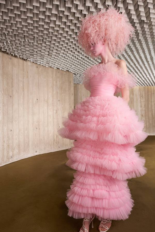 Look da Giambattista Valli de alta-costura com a temporada de outono/inverno 2021/22