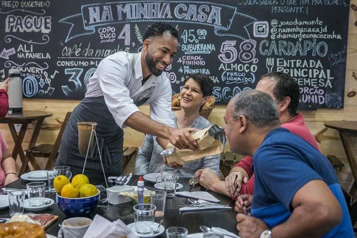 Chef mostra bebida para cliente