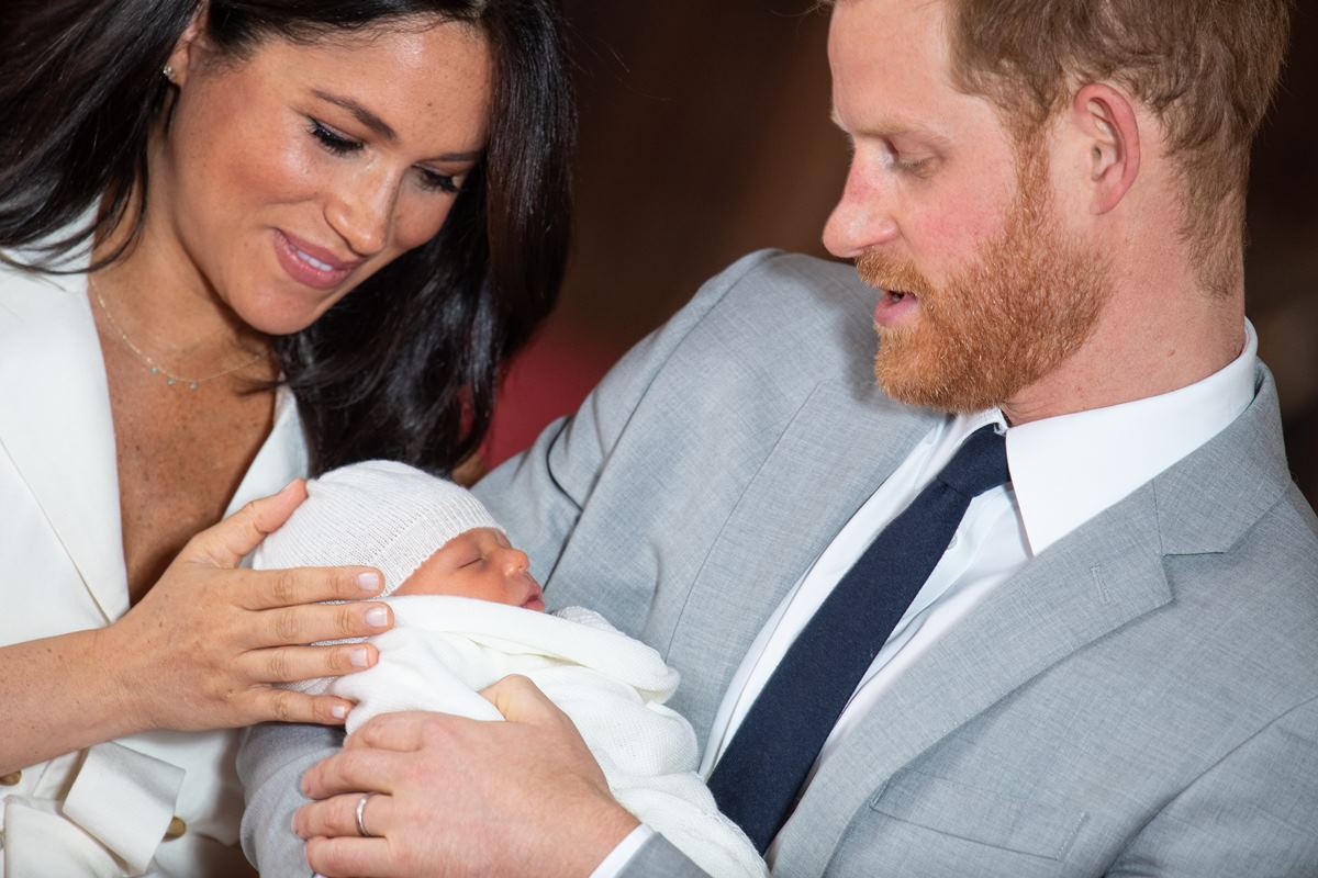 Meghan Markle e príncipe Harry com Archie