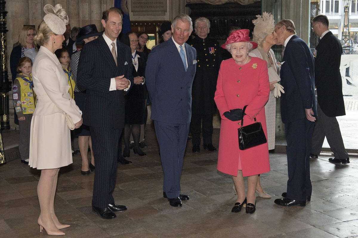 Rainha Elizabeth com os príncipes Charles e Edward