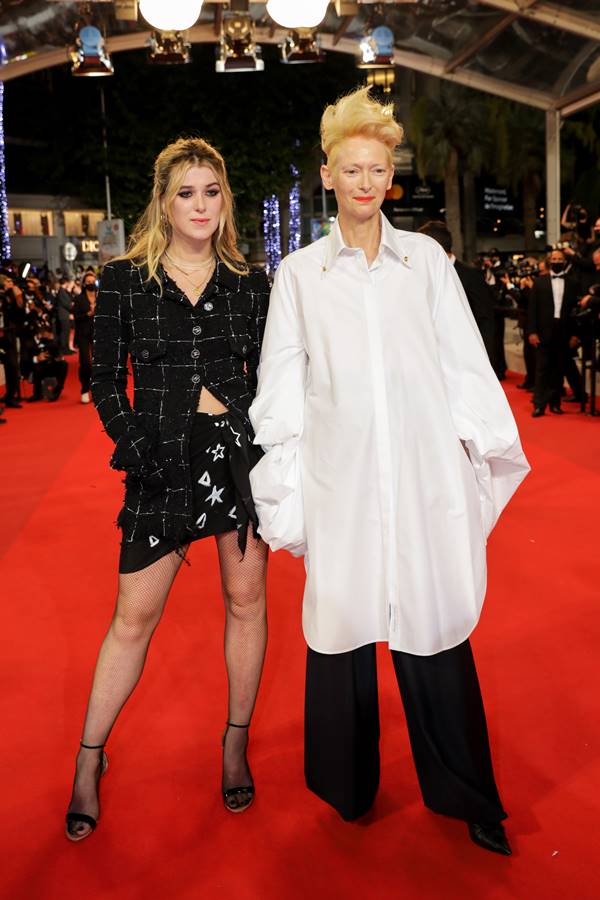 Honor Swinton Byrne em Chanel e Tilda Swinton, em Schiaparelli