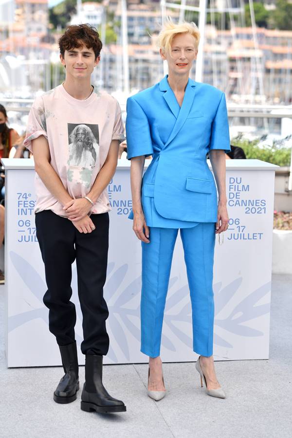 Timothée Chalamet em Elara & Givenchy e Tilda Swinton, em Haider Ackermann