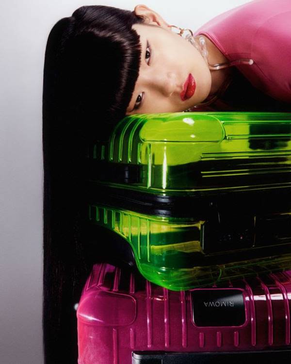 Campanha das malas Essential Neon Pink, da Rimowa