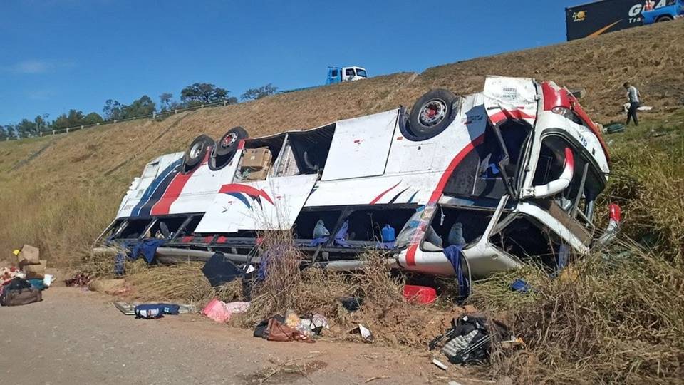 onibus despenca de arribanceira em sp