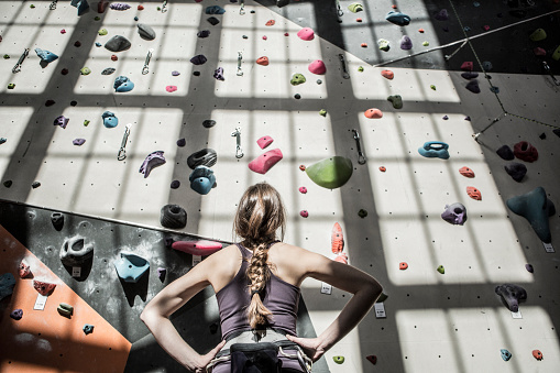 atleta olhando muro de escalada