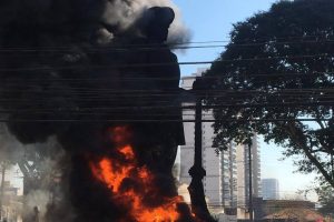 Estátua Borba Gato em chamas