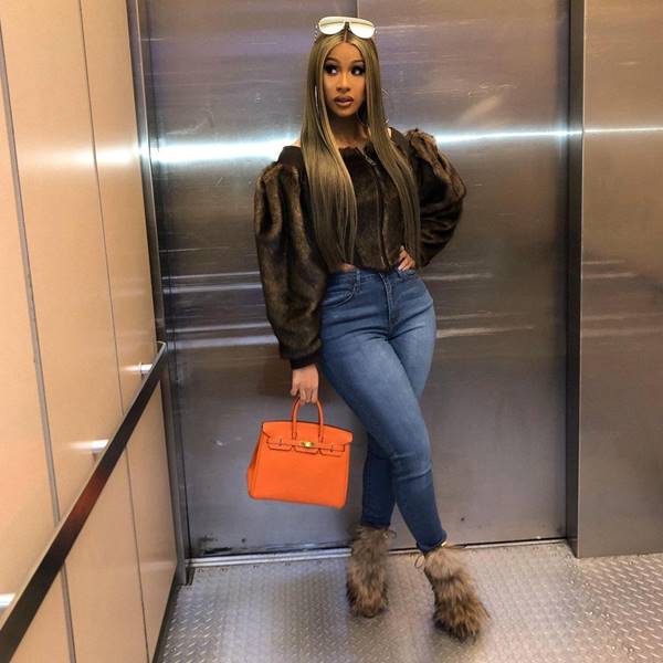 Cardi B com uma bolsa Birkin, da Hermès