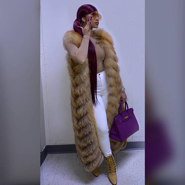 Cardi B com uma bolsa Birkin, da Hermès