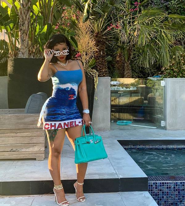 Cardi B com uma bolsa Birkin, da Hermès