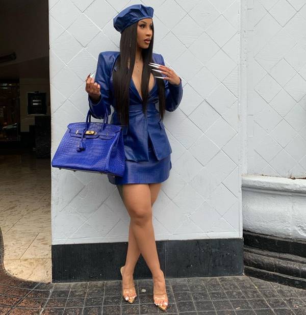 Cardi B com uma bolsa Birkin, da Hermès