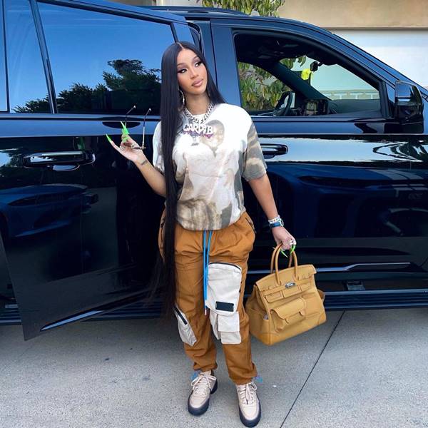 Cardi B com uma bolsa Birkin, da Hermès