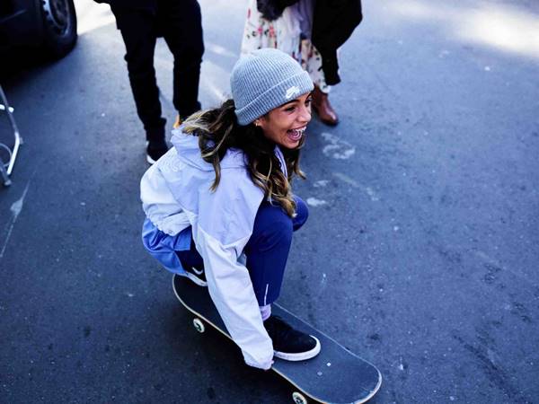 Rayssa Leal com skate em campanha da Nike