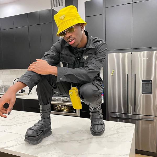 Lil Nas X usando bucket hat