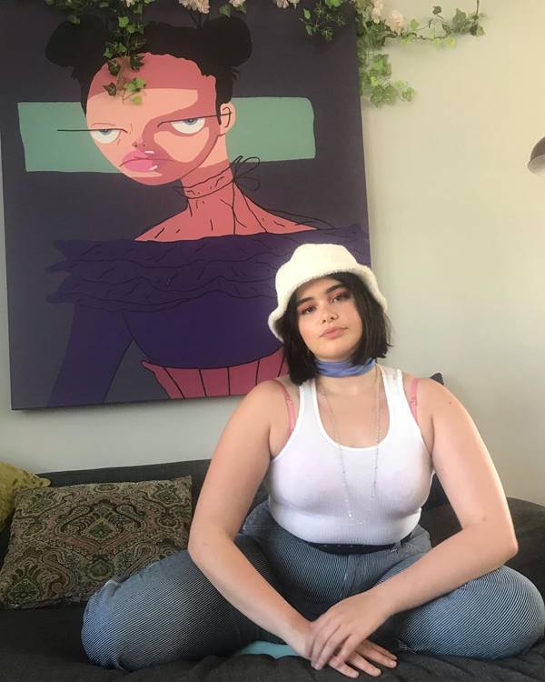 Barbie Ferreira usando bucket hat