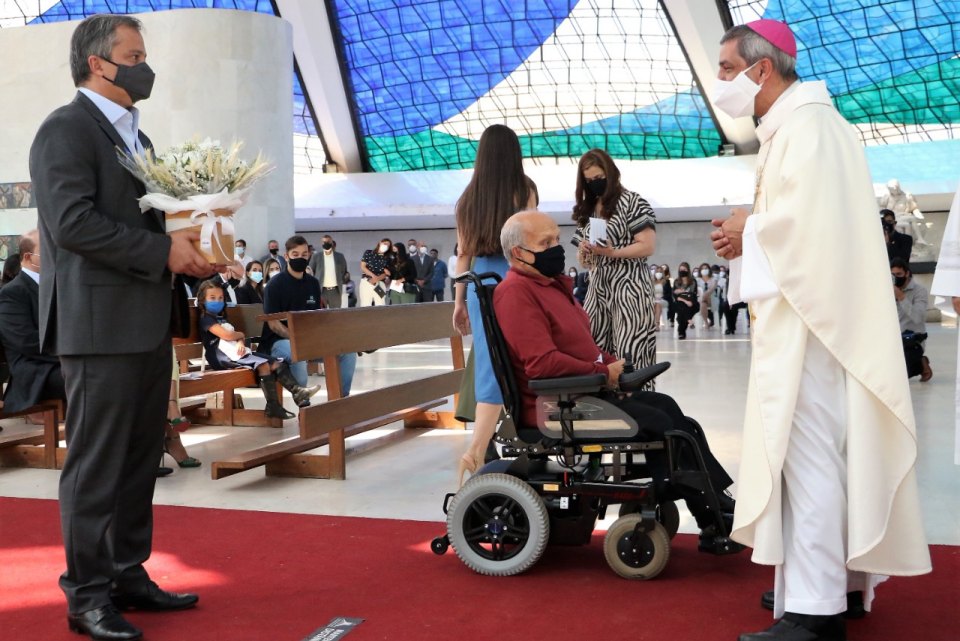 Secretário André Clemente comemora aniversário em missa na Catedral