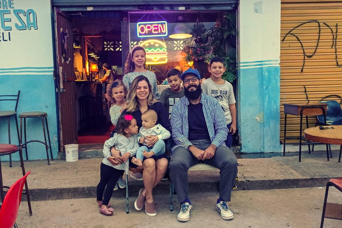 Daniel e a esposa, Andressa, são pais de seis filhos. Da esquerda para a direita, Luiza, Mariana, Francisco, Bento, Tereza ao lado da mãe e Joaquim no colo