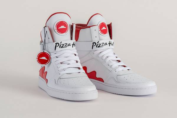 Tênis da Pizza Hut com a The Shoe Surgeon