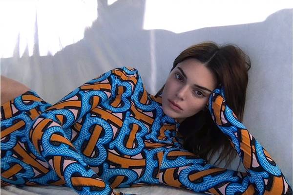 Kendall Jenner com o monograma TB, da Burberry