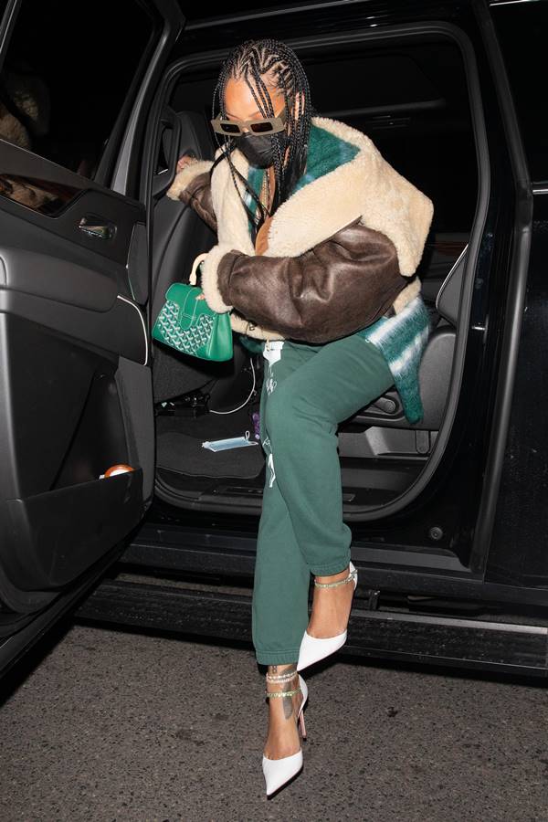 Rihanna com bolsa da Goyard