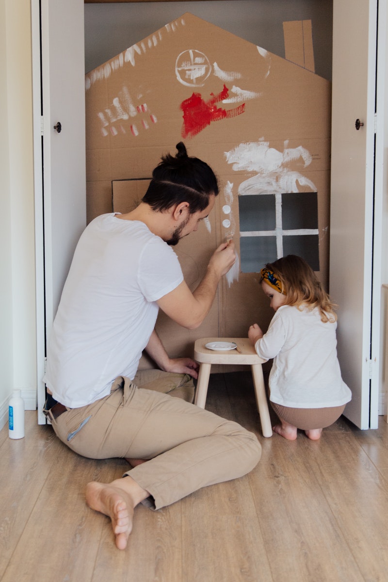 pai filha brincando pintando