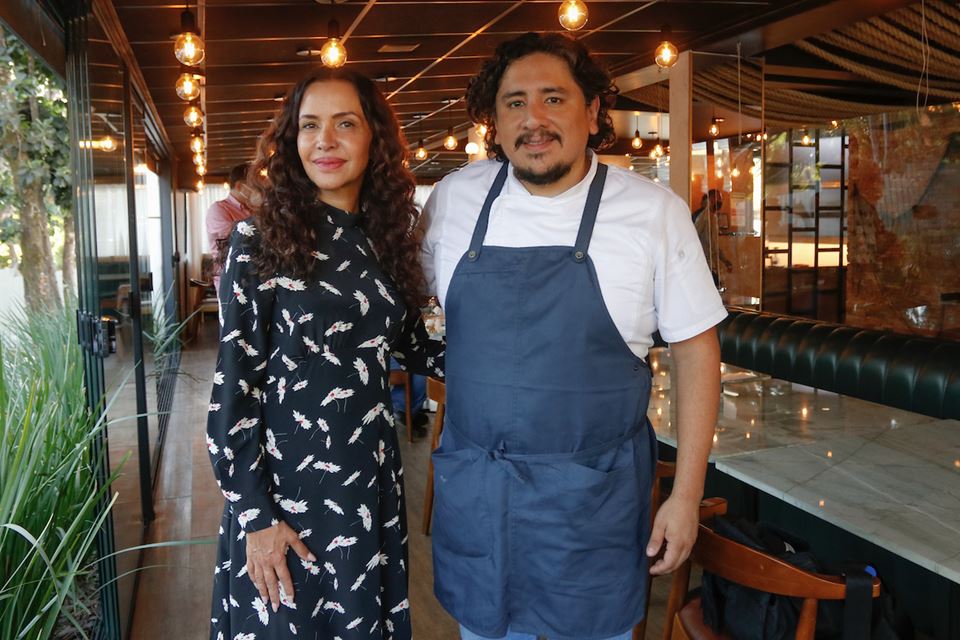 Claudia Meireles e o chef Marco Espinoza