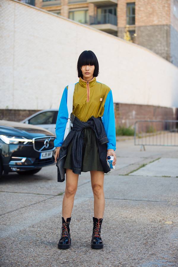 Mulher com jaqueta corta-vento no street style de Londres