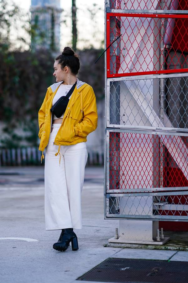 Mulher com jaqueta corta-vento no street style de Paris