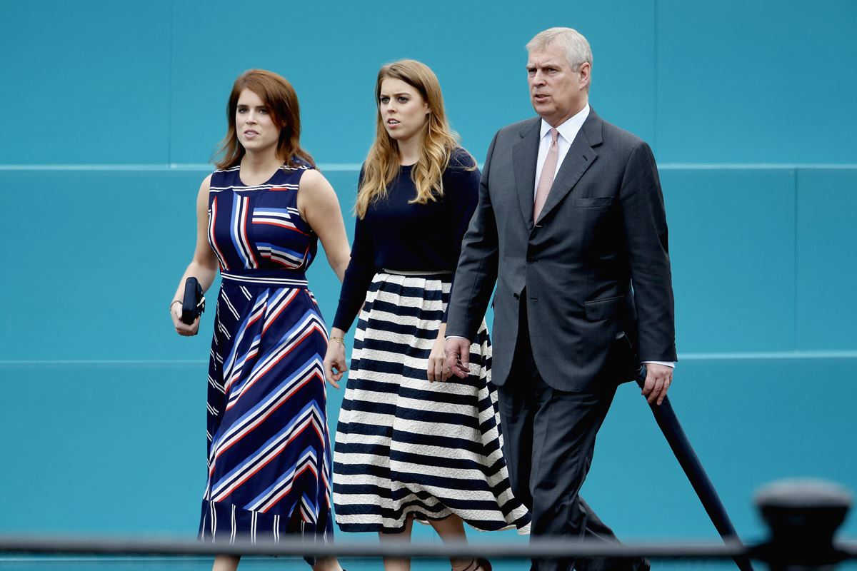 Princesas Eugenie e Beatrice com o príncipe Andrew