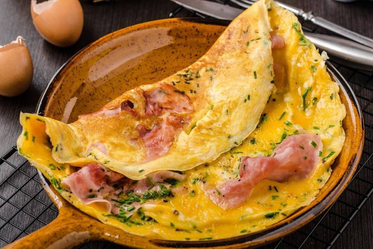 Omelete de micro-ondas não leva óleo e fica pronta em 5 minutos