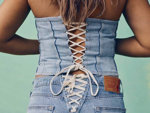 Naomi Osaka em campanha para sua collab de upcycling com a Levi's