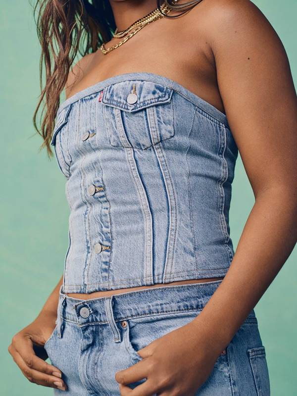 Naomi Osaka em campanha para sua collab de upcycling com a Levi's