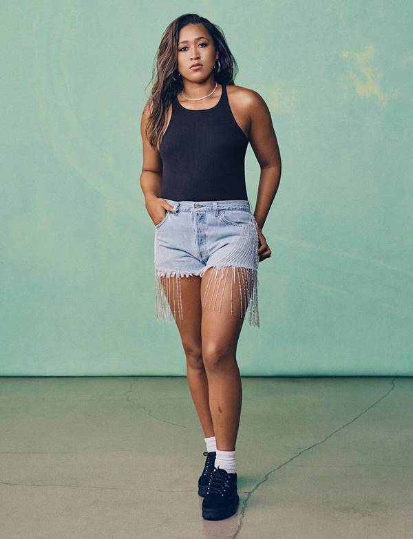 Naomi Osaka em campanha para sua collab de upcycling com a Levi's