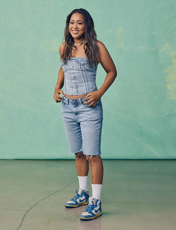 Naomi Osaka em campanha para sua collab de upcycling com a Levi's