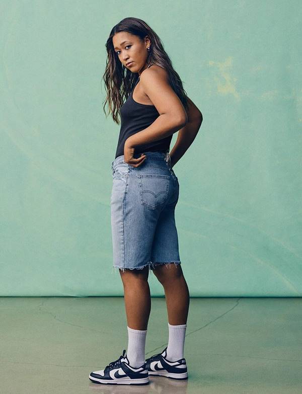 Naomi Osaka em campanha para sua collab de upcycling com a Levi's