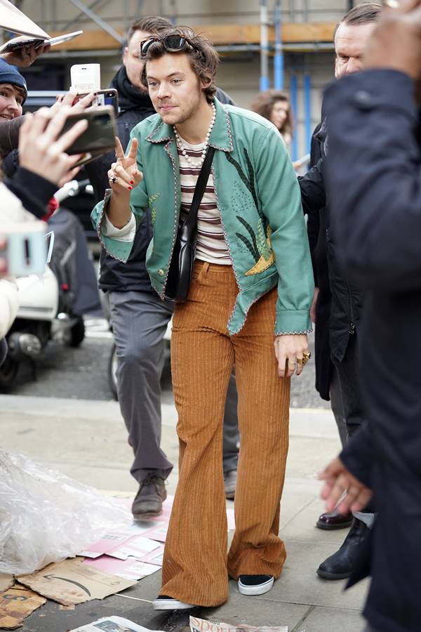 Harry Styles com a bolsa Jackie 1961, da Gucci