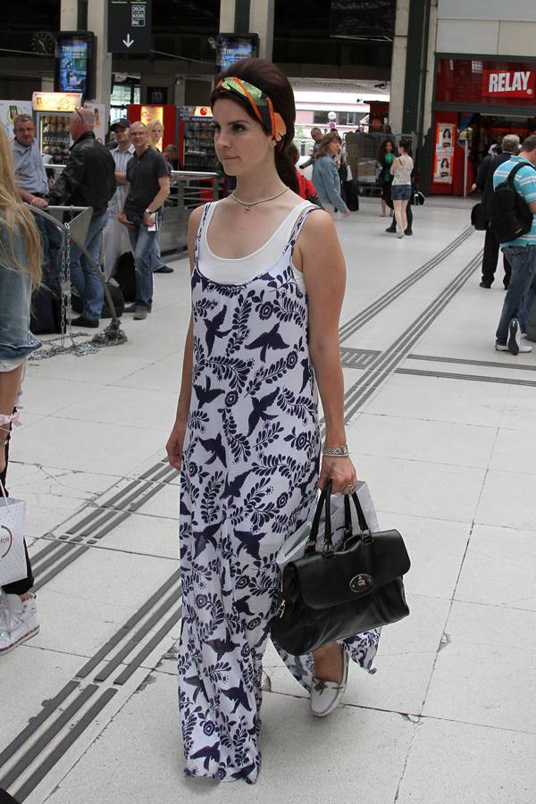 Lana Del Rey com bolsa Del Rey, da Mulberry