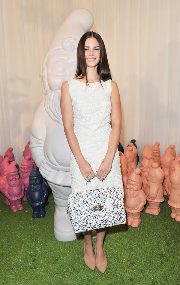 Lana Del Rey com bolsa Del Rey, da Mulberry