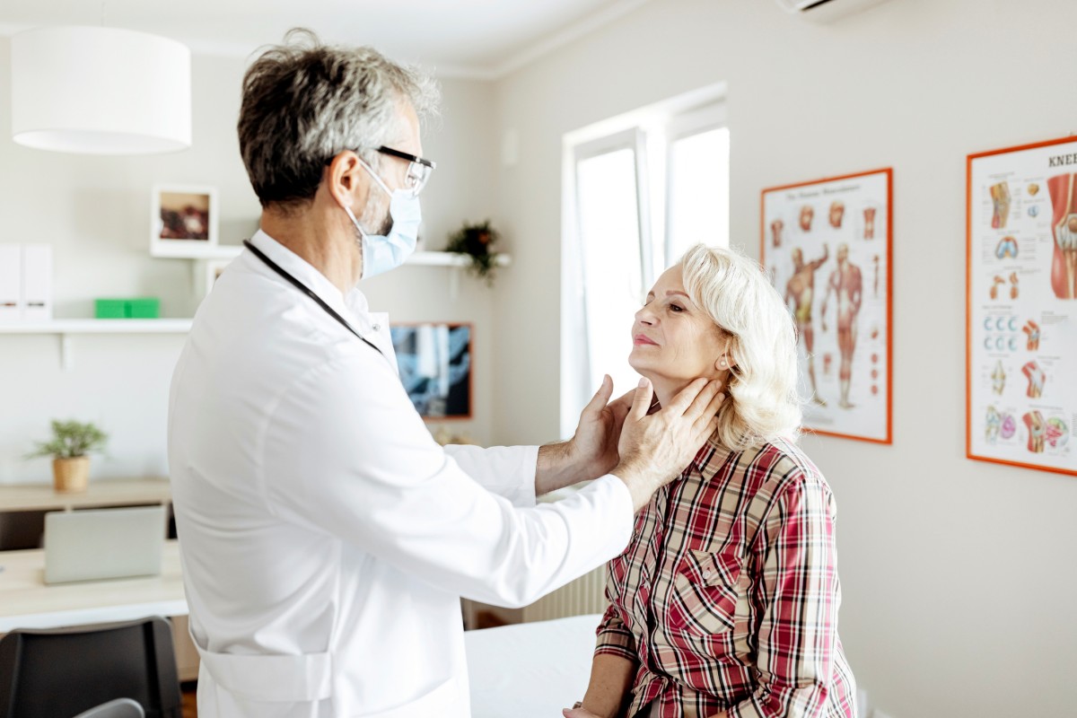 mulher consultório médico pescoço