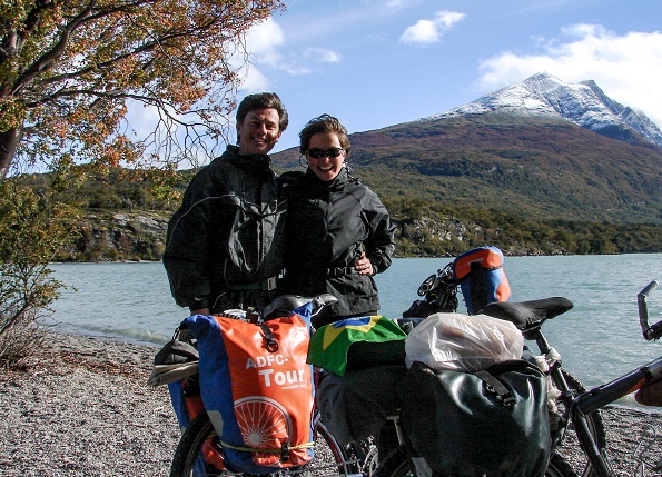 casal em montanha de bicicleta