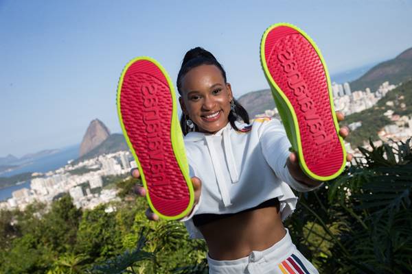 Rebeca Andrade com o tênis Havaianas TNS