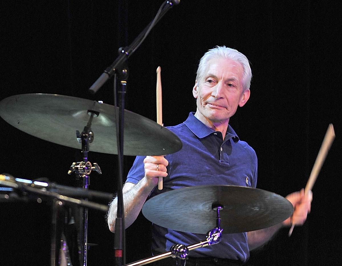 Morre Charlie Watts, baterista do Rolling Stones, aos 80 anos