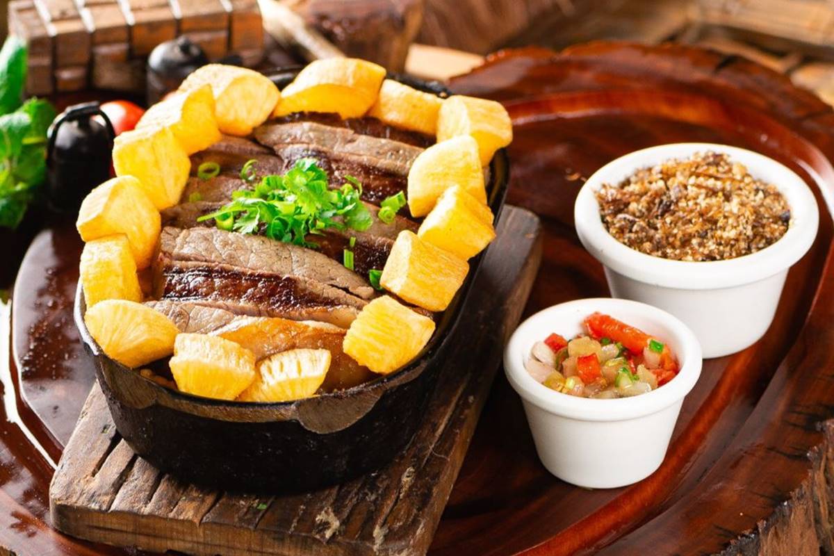 Carne de sol com mandioca, vinagrete e paçoca de carne